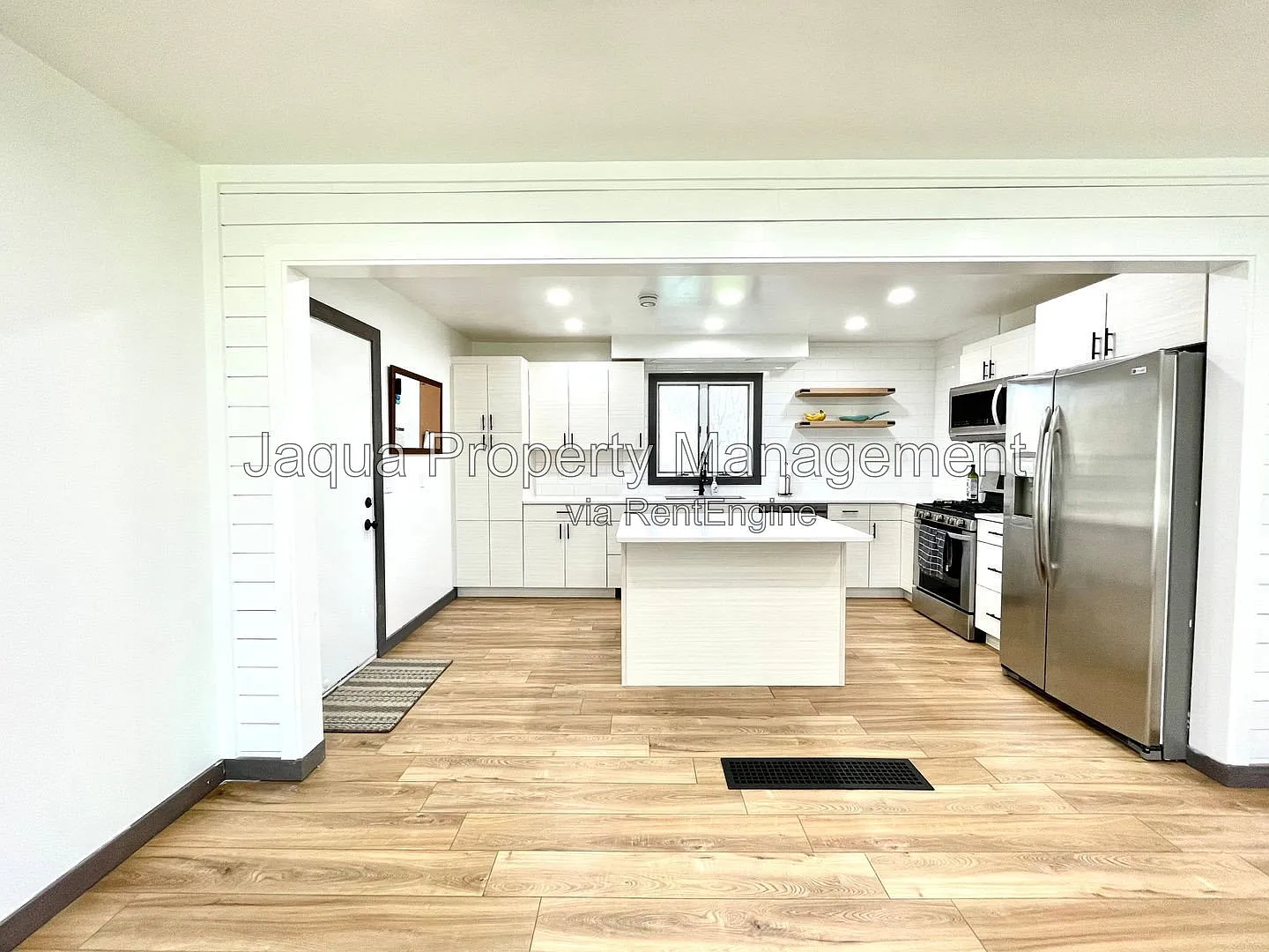 3 bed, 1.0 bath, 1900 sqft, $1,900 — Photo 2