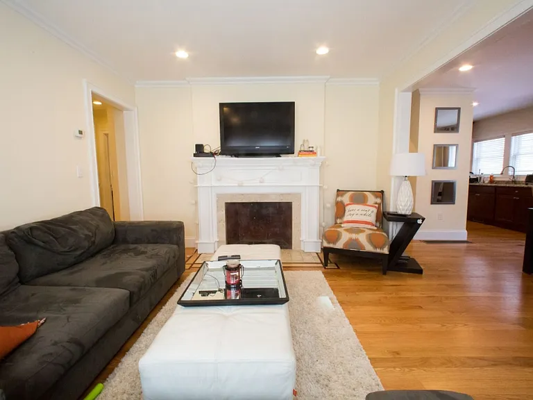 37 Beaconsfield Rd #1B — Photo 2