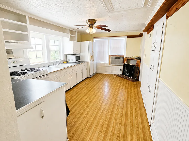 208 W Jefferson St — Photo 3