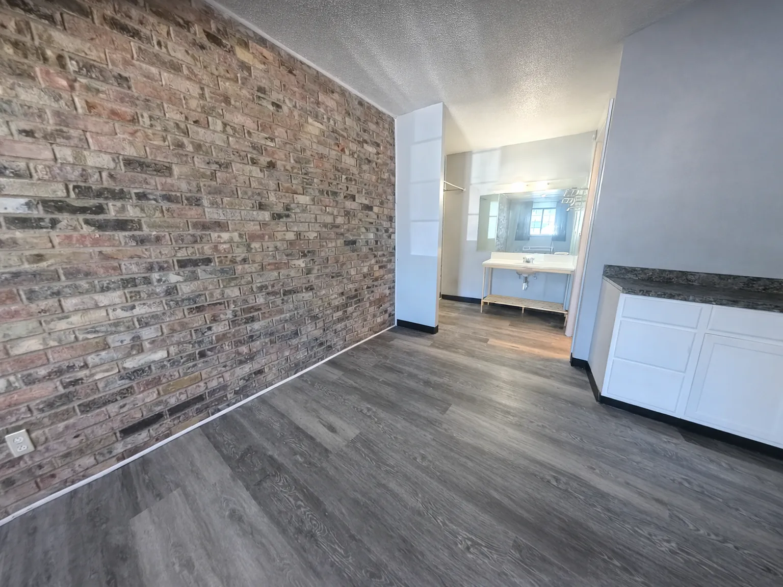 401 N East Ave — Photo 3