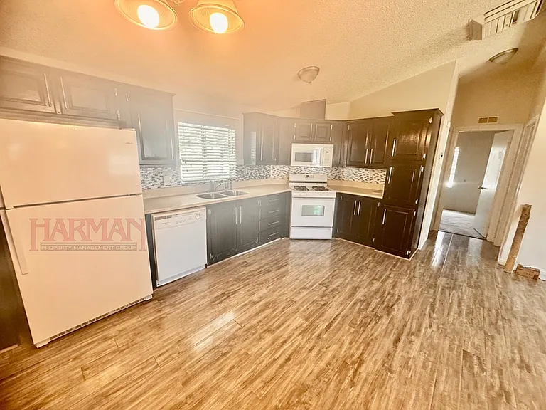 863 S Artesian Rd — Photo 7