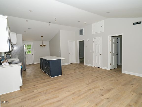 5th image of 109 Hazel St