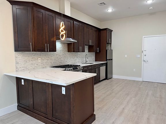4th image of 527 Union Ave #2E