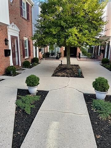 2nd image of 472 W Chocolate Ave #472