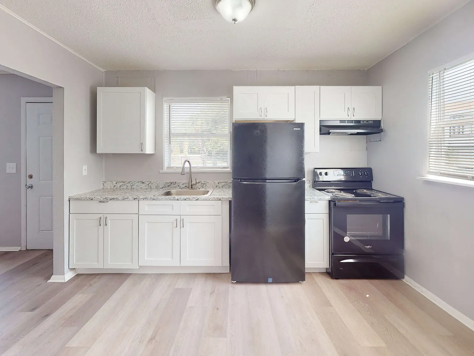 Lakeland Manor Apartment Homes — Photo 1