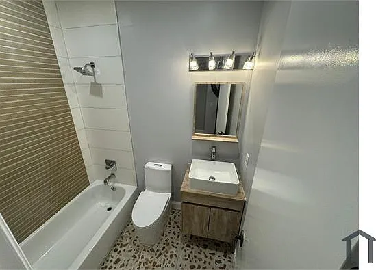 64 Logan Ave #3R — Photo 4