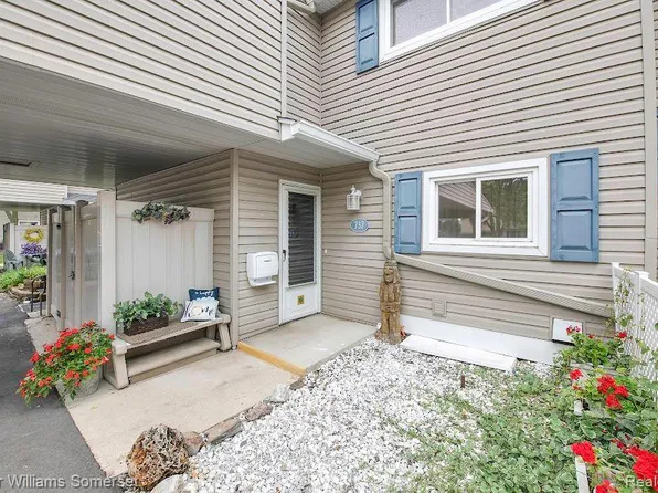 737 Kirts Blvd, Troy, MI 48084