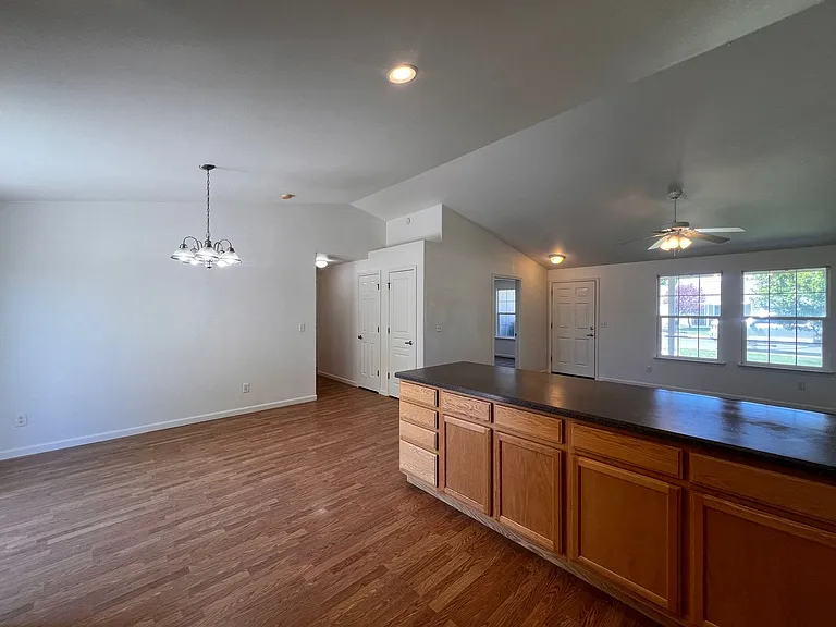 2628 Elizabeth Pkwy — Photo 10