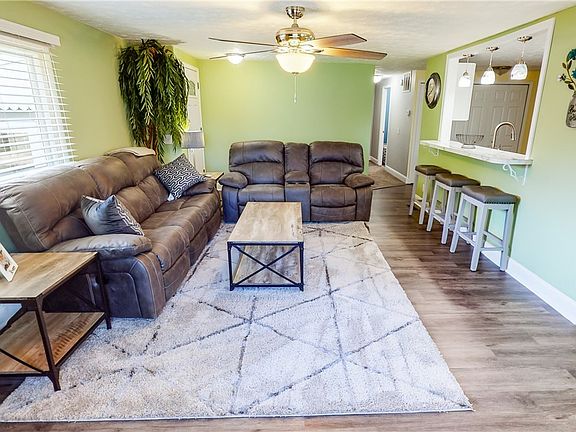 5th image of 140 E Lake Ct
