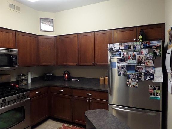4th image of 820 W Summerfield Gln
