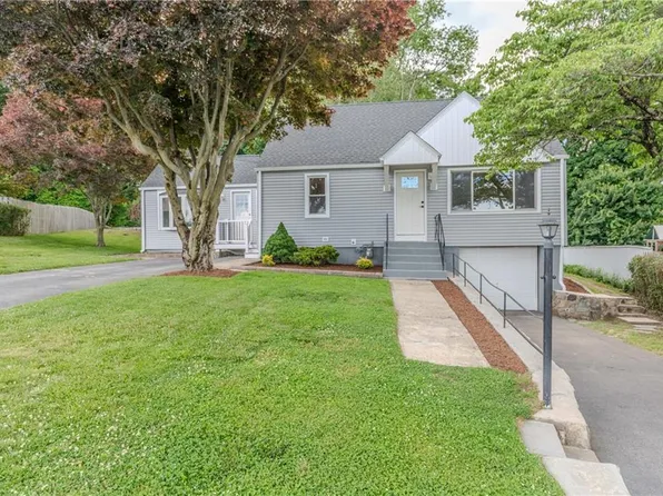 99 Westfield Dr, Cranston, RI 02920