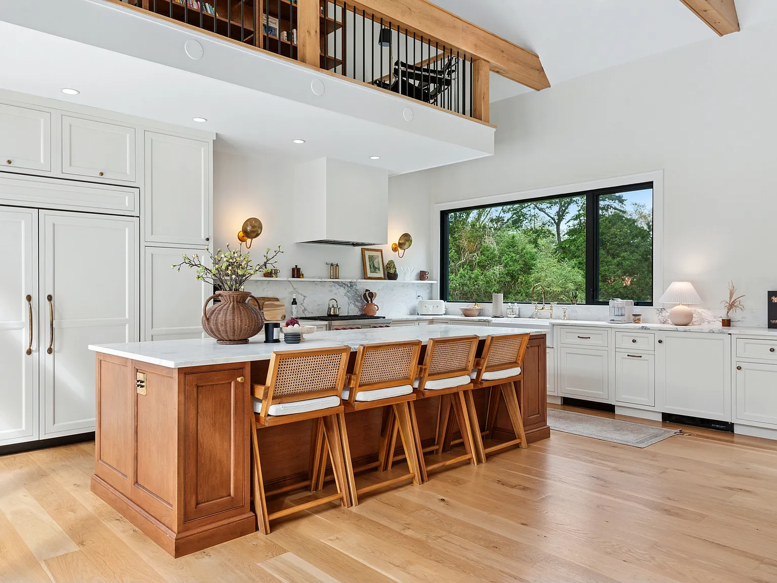 Contemporary Barn Elegance Amid Meadow and Reserve — Photo 4