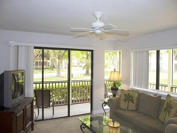 03_living-room_301 Brackenwood Circle