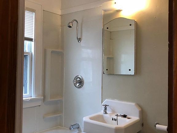 4th image of 553 E Dover St