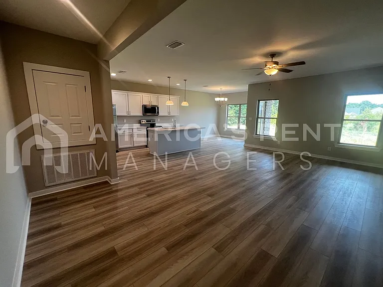 822 Temple St — Photo 5