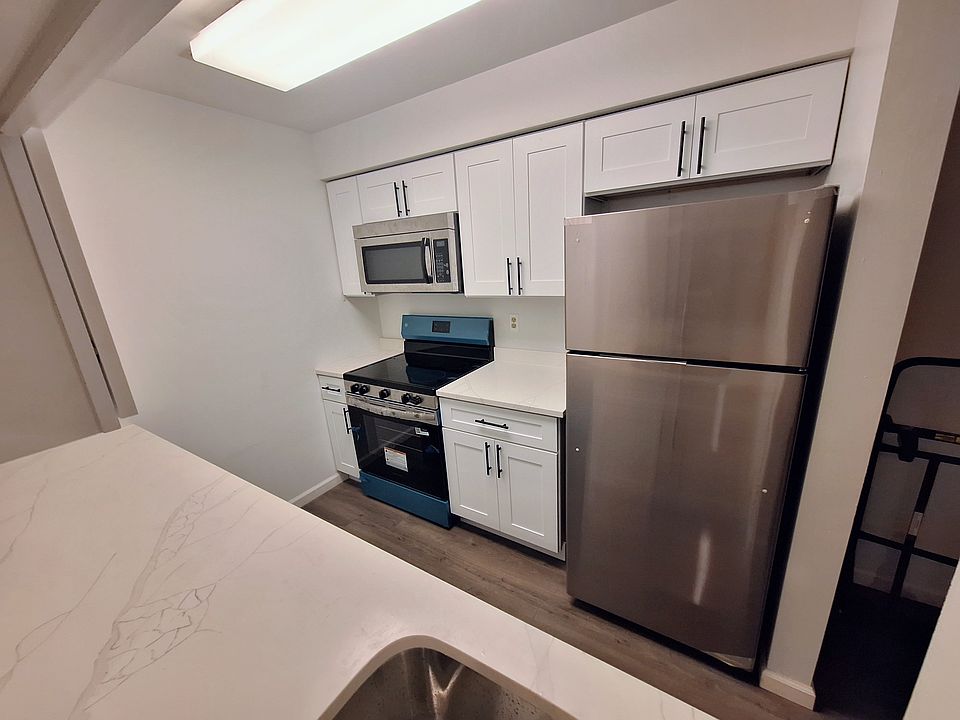 New Kitchen w/ Stainless Steel Appliances, Quartz Countertops, Shaker Cabinets