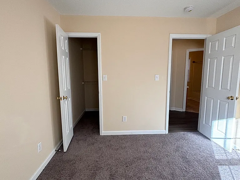 804 Yorkshire Dr — Photo 17