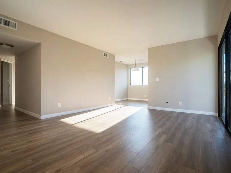 2041 N. Commonwealth Ave. — Photo 16