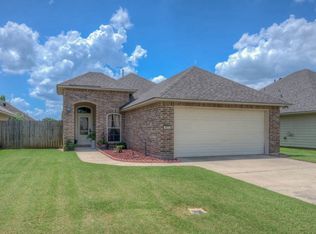 3933 White Lake Dr, Bossier City, LA 71111