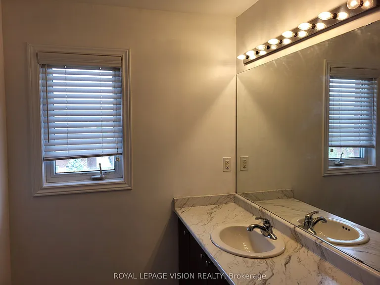 715 Agnew Cres #UPPER — Photo 31