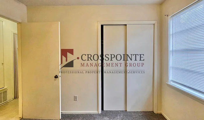 111 Queens Ct — Photo 8