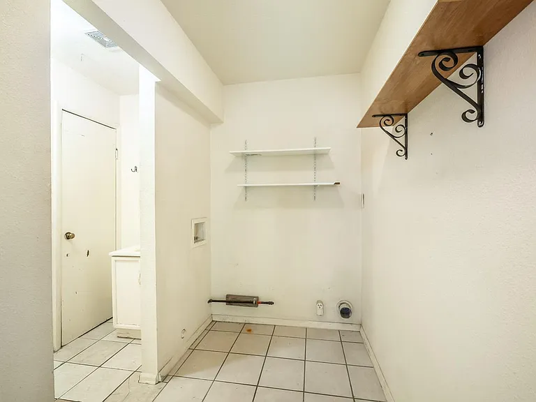 2410 W 13th St — Photo 14