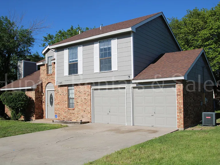 1905 Meadowbrook Dr — Photo 2