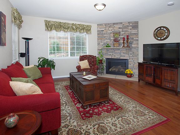 Gas fireplace with stone 