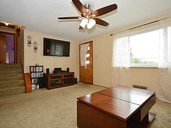 2nd image of 912 Vista Glen Dr