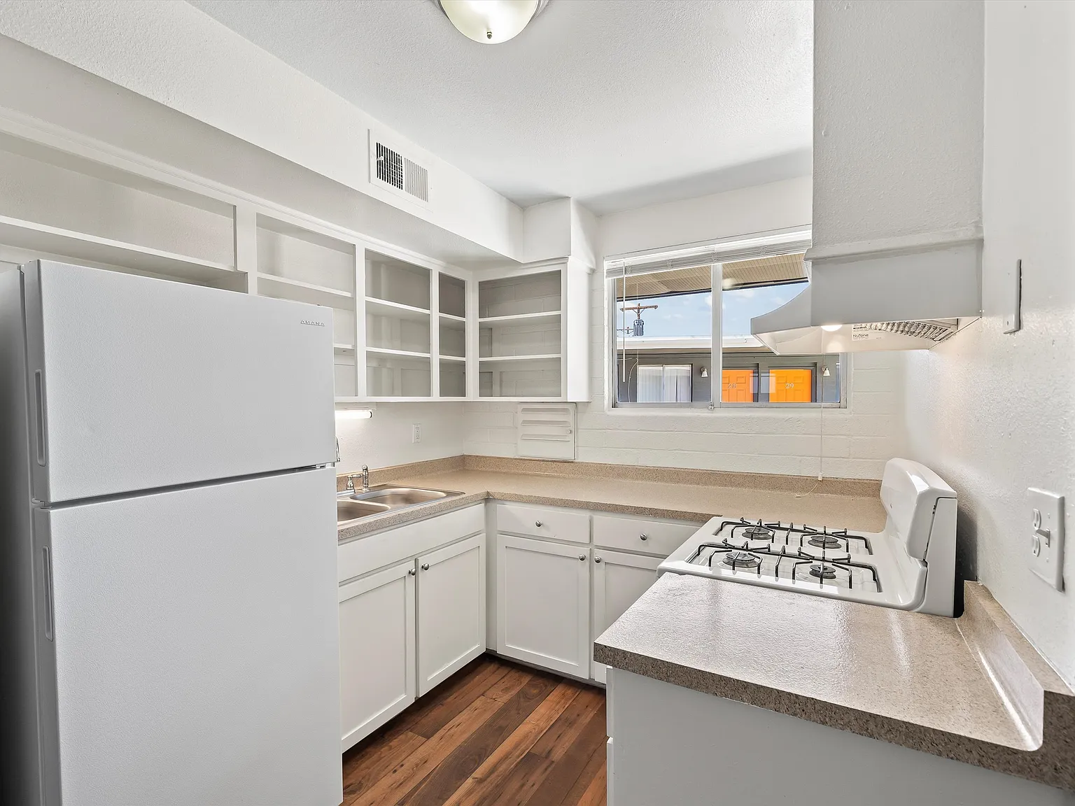 CATALINA VISTA APARTMENTS — Photo 3