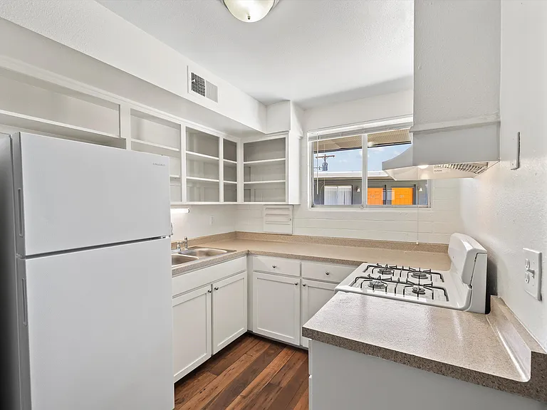 CATALINA VISTA APARTMENTS — Photo 3