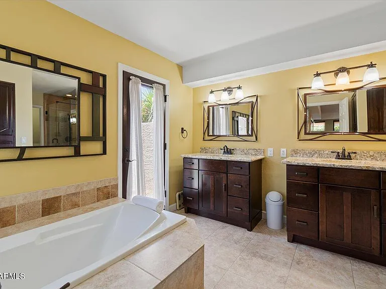 687 N May St — Photo 22