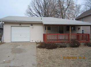 1122 Cherokee St, Leavenworth, KS 66048