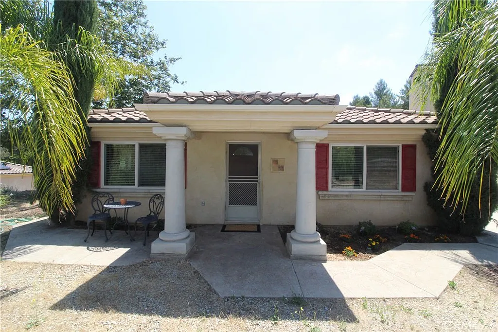 2 bed, 865 sqft, $2,750 — Photo 2