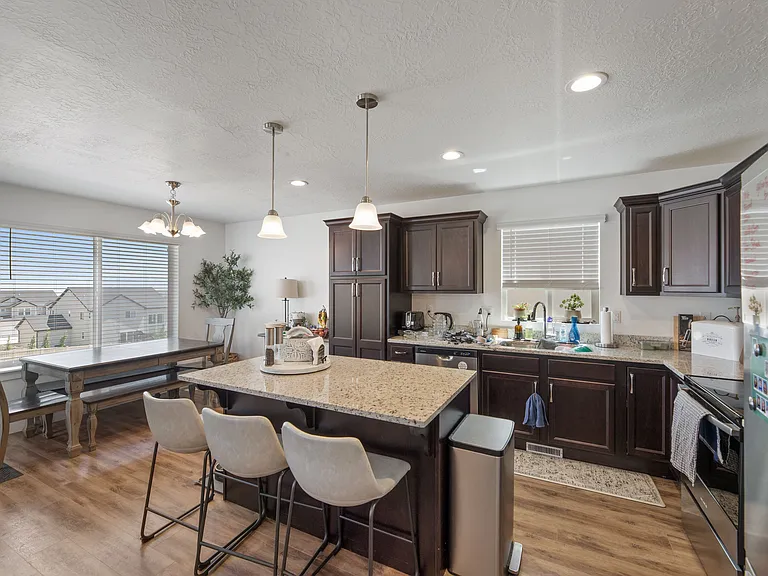 932 N Olson Dr — Photo 16