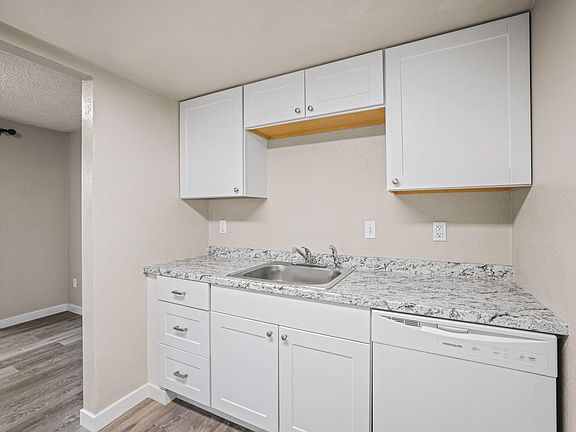4th image of 915 11th Ave NW