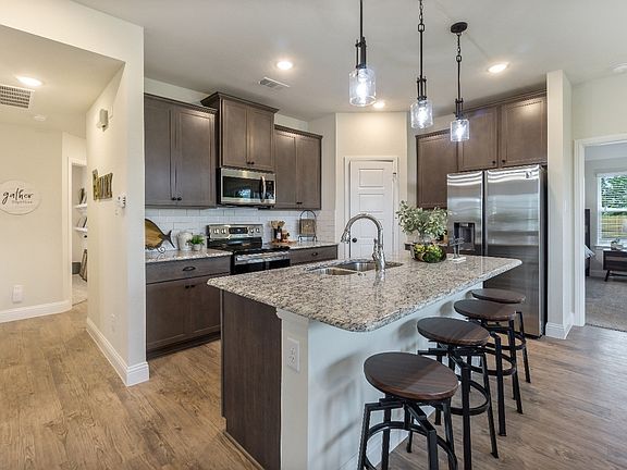 4th image of 405 Aquilla Way