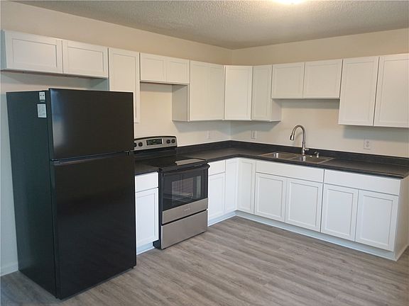 3rd image of 1010 Knollcrest Dr