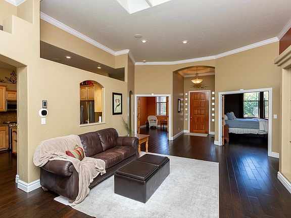 4th image of 448 Tuscany Ct