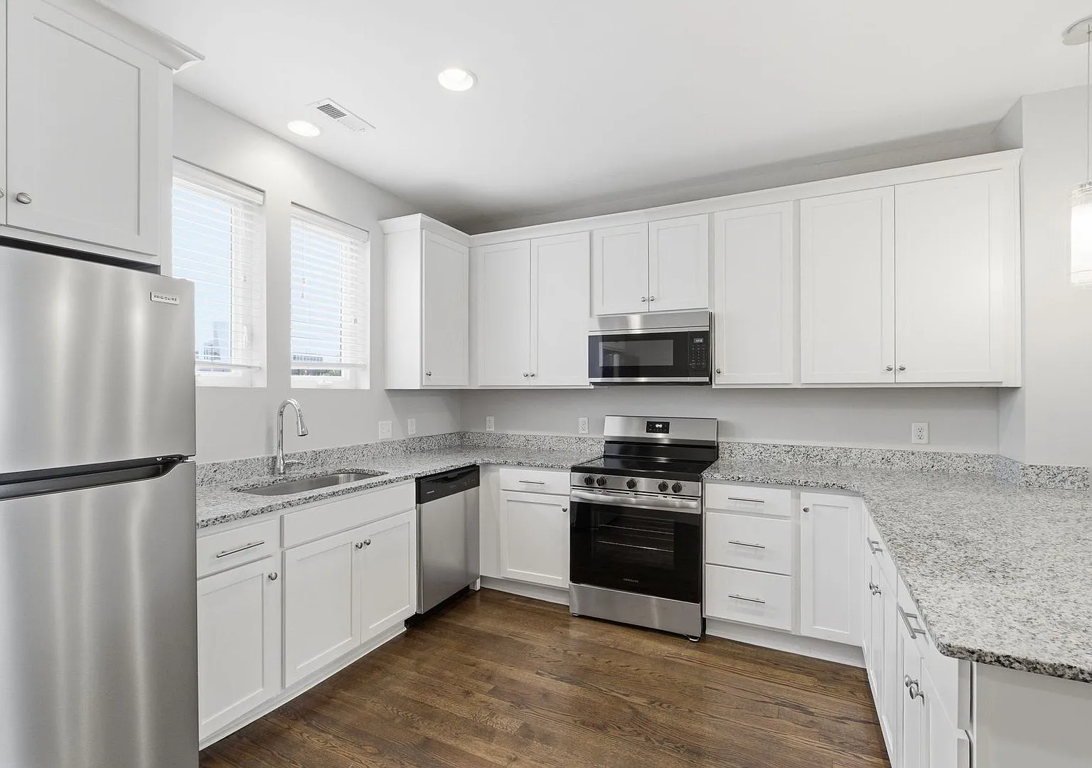 Modern 2 Bedroom Townhouse — Photo 3