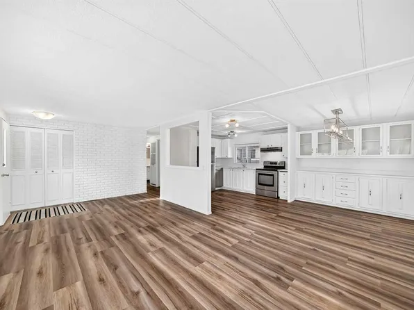 99 Arbour Lake Rd NW #303, Calgary, AB T3G 4E4