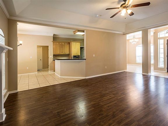 4th image of 1706 Oakwood Dr