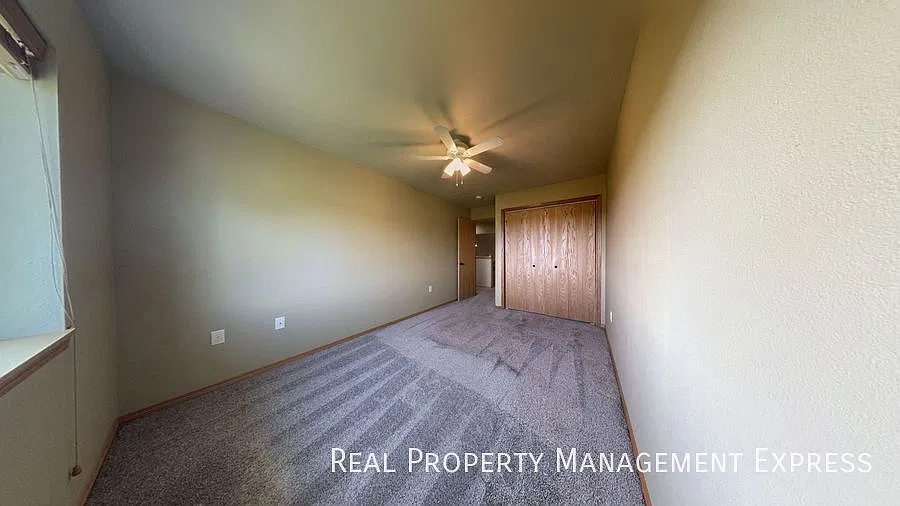 2 Bedroom 1.5 Bathroom Townhome w/ a Double Stall Attached Garage! — Photo 4