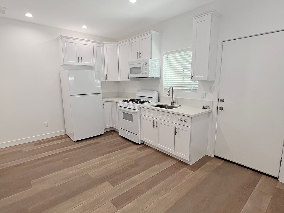 1st image of 131 W 59th Pl #133