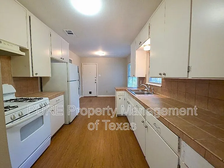 1408 Glencrest Dr — Photo 6