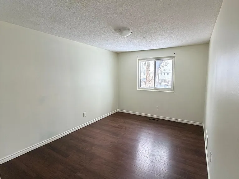 1391 Fenelon Cres — Photo 12