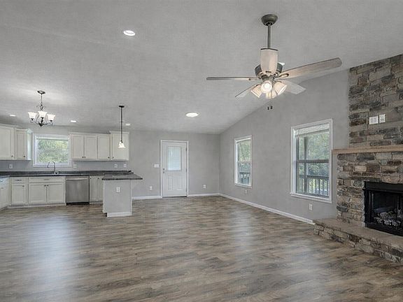 3rd image of 1019 Berry Rd
