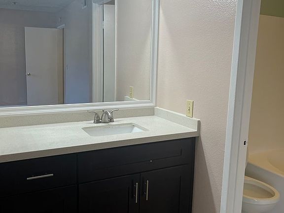 4th image of 928 S Cypress Ave #15