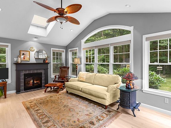 3rd image of 28 Oxford Dr