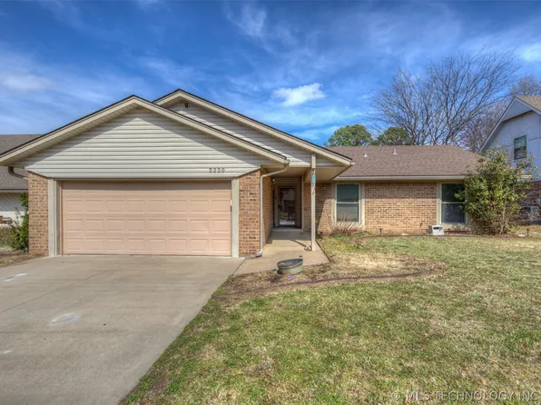 2220 W Memphis Pl, Broken Arrow, OK 74012